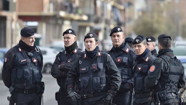 منهم مصريين.. إيطاليا تعتقل 3 أشخاص عذبوا مهاجرين في ليبيا