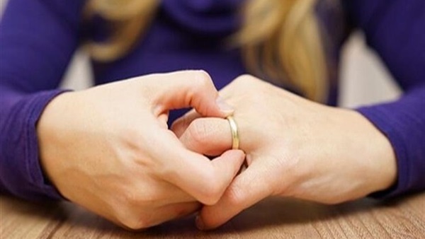 بعد 15 سنة زواج.. أسماء تطلب الخلع: تحرش بصديقة ابنته