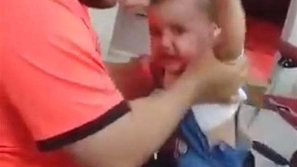 شاهد.. أب يعذب طفلته بالضرب بسبب عدم قدرته على المشي (فيديو)