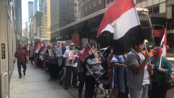 المصريون يحتشدون لتأييد الرئيس السيسي أمام مقر إقامته بنيويورك