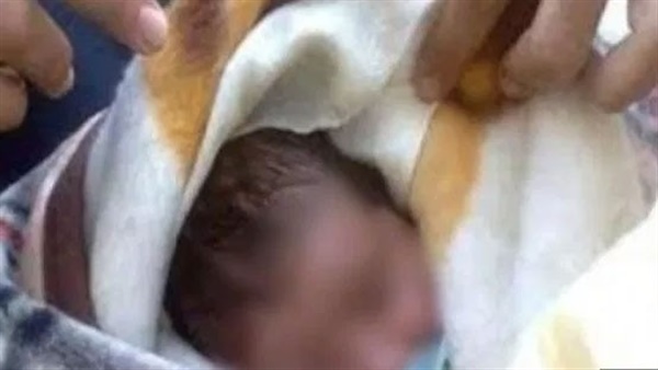 العثور على رضيعة ملقاة على شريط السكة الحديد في طنطا