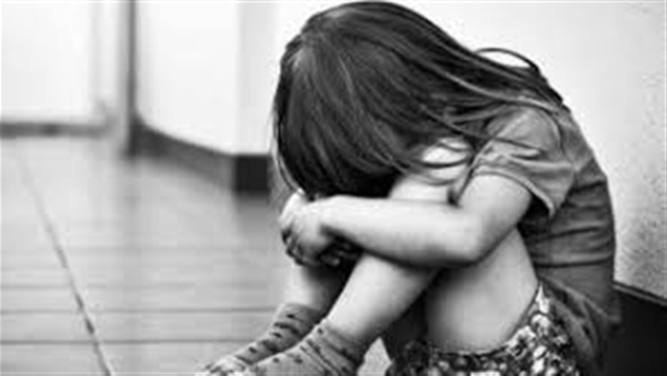 سيدة تحرق حفيدتها بآلة حادة بمنطقة الحوض لتبولها على نفسها في الدقهلية