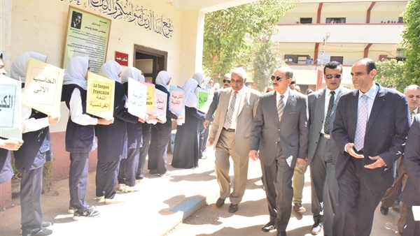 محافظ أسيوط يتفقد مدرستين في أبوتيج