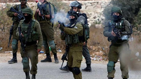 إصابة 10 فلسطينيين بالرصاص المطاطي والغاز في مواجهات مع جيش الاحتلال بالبيرة