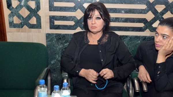 فيفي عبده تطلب من جمهورها الدعاء لشقيقتها عقب دخولها العناية المركزة