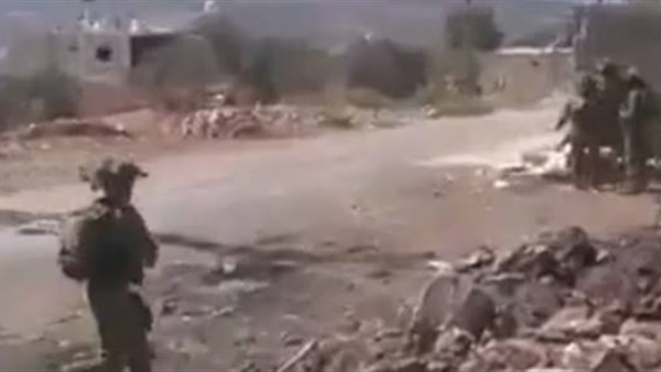 ضابط إسرائيلي يضرب ويوبخ جنودًا اختبأوا من حجارة الفلسطينيين (فيديو)