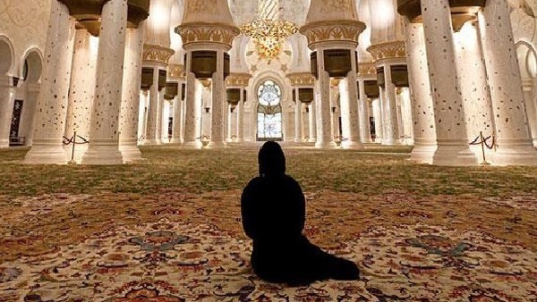 حكم الشرع في ستر قدمي المرأة أثناء الصلاة .. دار الإفتاء تجيب
