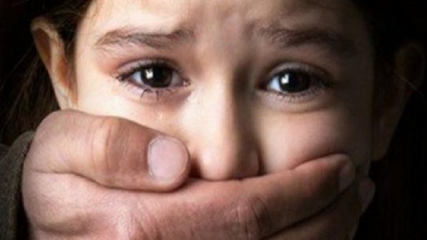 أب يغتصب ابنته في عيد ميلادها