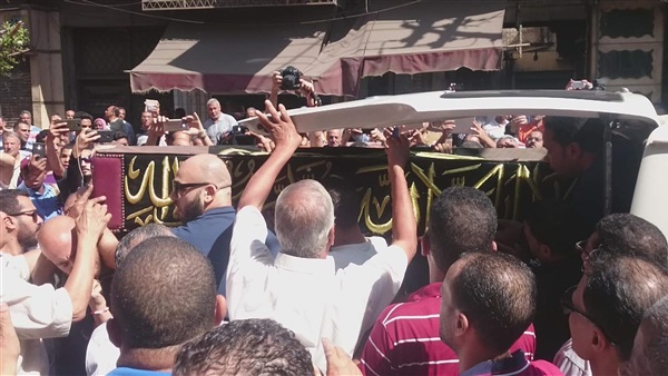 جثمان الفنان طلعت زكريا يصل مسجد العمري بالإسكندرية
