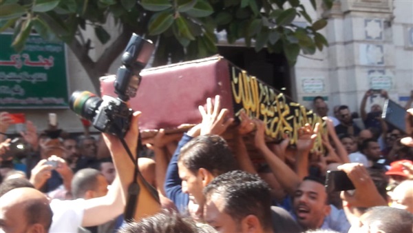 تشييع جثمان الفنان طلعت زكريا من مسجد العمري في الإسكندرية (صور)