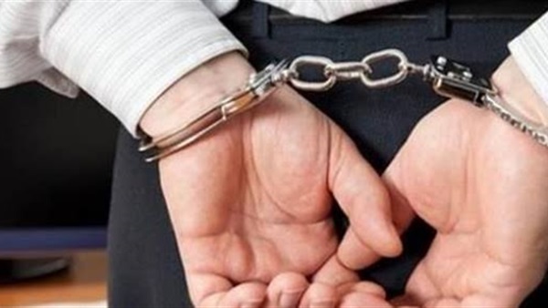 ضبط موظف يقف عاريا بشرفة شقته بالشيخ زايد