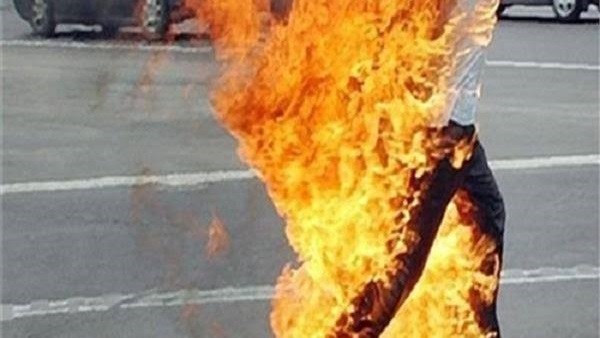 عامل يشعل النيران في نفسه بالسلام لمروره بضائقة مالية
