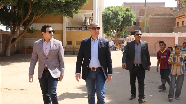محافظ سوهاج يستبعد مديري نجع العرب الإبتدائية ونجع الكراعي للإهمال