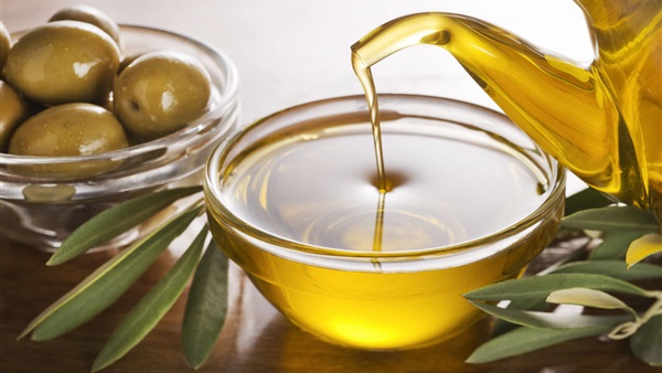 فوائد زيت الزيتون.. يُطيل الأظافر ويرطب البشرة