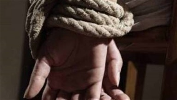 أشقاء عروسة بالإسماعيلية يصورون خطيبها بقميص نوم ويجبرونه على توقيع إيصالات أمانة