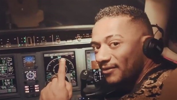 مصر للطيران: لاصحة لقيادة محمد رمضان إحدى طائراتنا