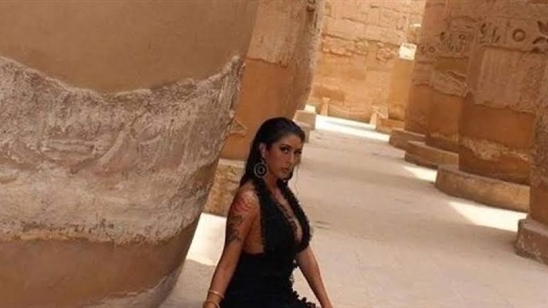 بسبب الصور العارية.. ترحيل سائحتين أمريكية وأوكرانية من مصر
