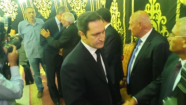 علاء وجمال مبارك يشاركان في عزاء وزير الاتصالات الأسبق (صور)