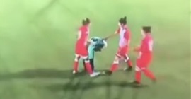 لفتة إنسانية نسائية.. فتاة يسقط حجابها واللاعبات ينقذن الموقف (فيديو)