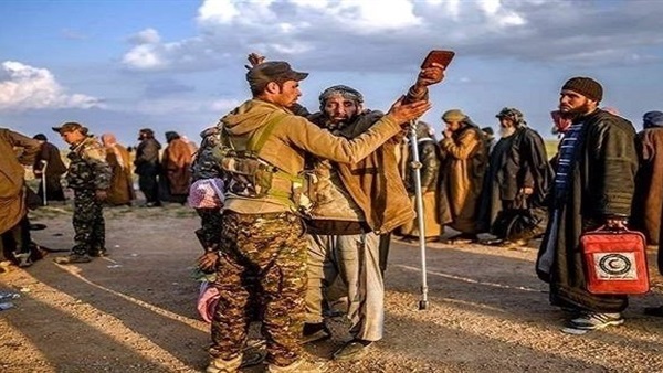 مسلحو قسد يدمرون مدرعة تركية.. ويعرضون هويات ووثائق جنود (فيديو)
