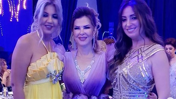 بفستان فوق الركبة.. نرمين الفقي تشعل حفل زفاف نجل هاني شاكر (صور)