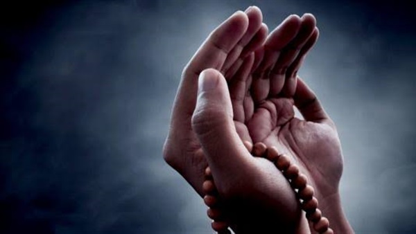 يرفع المسلمون أيديهم للسماء عند الدعاء.. لماذا يفعلون هذا؟