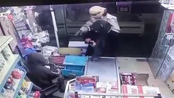 حاملين سلاح رشاش وسكين.. سطو مسلح على محل بقالة بالسعودية (فيديو)