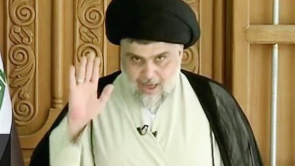 العراق.. مقتدى الصدر ينضم للمتظاهرين في ساحة الاحتجاجات بمدينة النجف