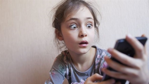كيف تحمي طفلك من من محتوى الإباحية والعنف بشبكة الإنترنت؟