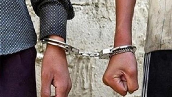 القبض على شخصين لحظة تصنيع الهيروين في الجيزة (فيديو)