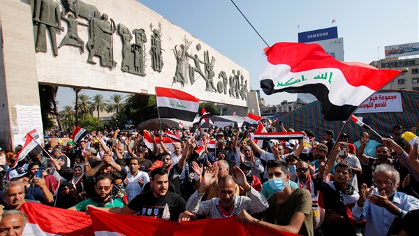 لأول مرة.. شيعة العراق يتحدون ضد الاحتلال الإيراني.. أحد المتظاهرين يشوه صورة خامنئي بساحة الاحتجاج.. وآخر: سرقوا منا كل
