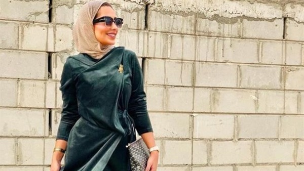 الفستان المخملي لإطلالة شتوية فاخرة