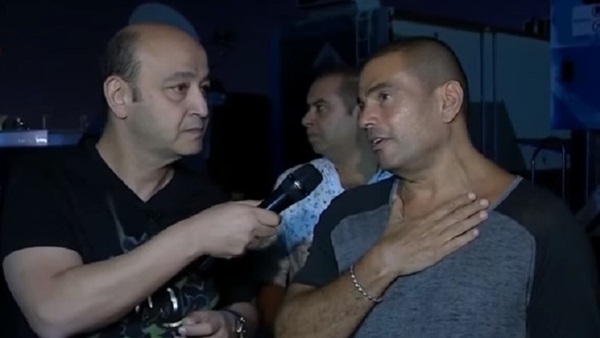 عمرو دياب يحكي موقفا مضحكا له أثناء غنائه في شارع الهرم (فيديو)