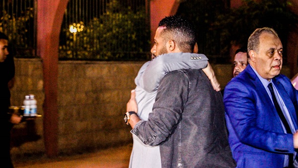 محمد رمضان والإبراشي وعلام يقدمون العزاء في الراحل هيثم أحمد زكي (فيديو)