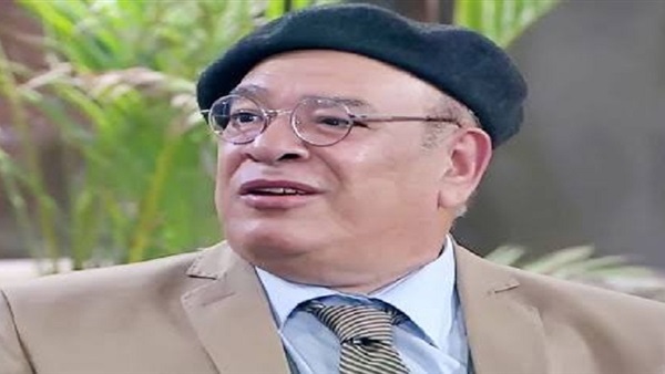 عزاء هيثم أحمد زكي.. التعب يسيطر على صلاح عبد الله وهنيدي يساعده على السير (فيديو)