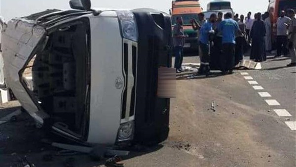 بالأسماء.. مصرع عامل وإصابة 15 آخرين فى انقلاب سيارة بالمنيا