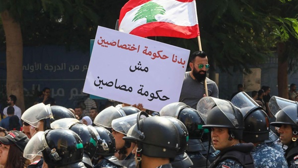 مصرع متظاهر لبناني في إطلاق نار قرب مطار بيرت (فيديو)
