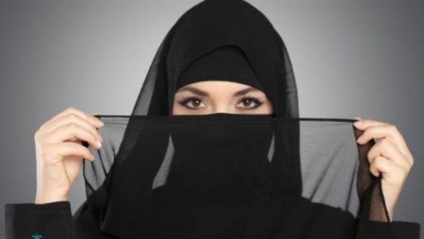 الإفتاء: يجوز للمرأة ظهور الحواجب عند ارتداء النقاب