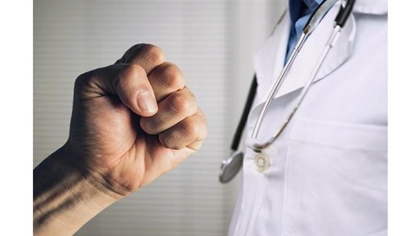فتح باب التحقيق في واقعة تعدي أهل مريض على طبيب في طنطا