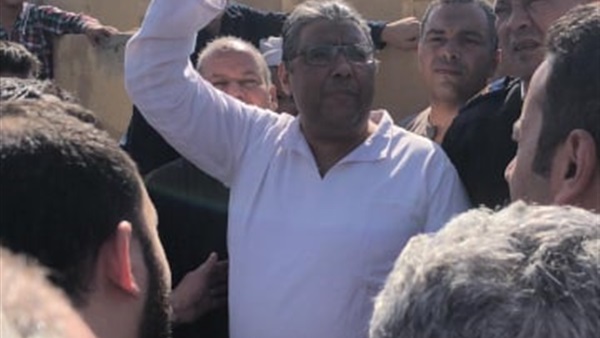 في لفتة إنسانية.. الداخلية تسمح لمراسل الجزيرة السجين بأداء صلاة الجنازة على والده بالجيزة