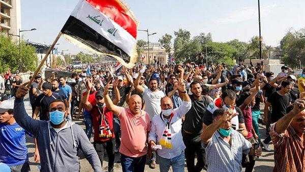 أسد يشارك في احتجاجات العراق لمواجهة الكلاب البوليسية (فيديو)