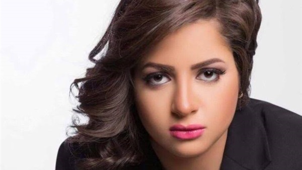 منى فاروق تغادر القاهرة متجهة إلى دبي (صور)