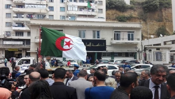 الحبس سنة بحق 21 متظاهرًا جزائريًا بتهمة المساس بالوحدة الوطنية