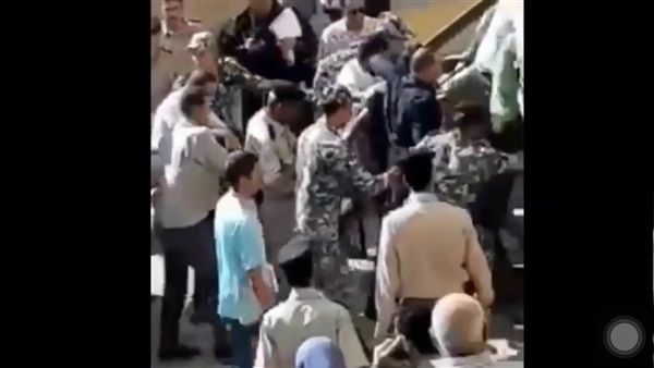 لحظة خروج راجح والمتهمين بقتل ضحية الشهامة من محكمة شبين الكوم (فيديو)
