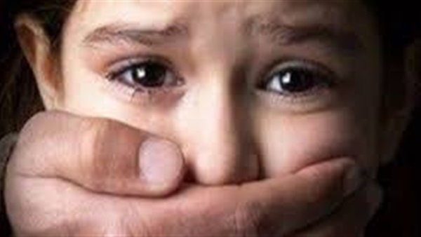 عمو بتاع الحلاوة قلعني البنطلون.. مسن يجرد طفل من ملابسه ويهتك عرضه في المطرية