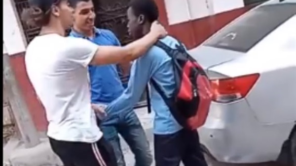 ده صاحبنا والفيديو احنا مظبطينه.. اعترافات المتهمين بالتنمر ضد طالب سوداني