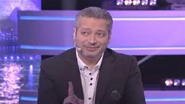 إعلامي يعرض فيديو لـحمار يسير وسط السيارات في 6 أكتوبر