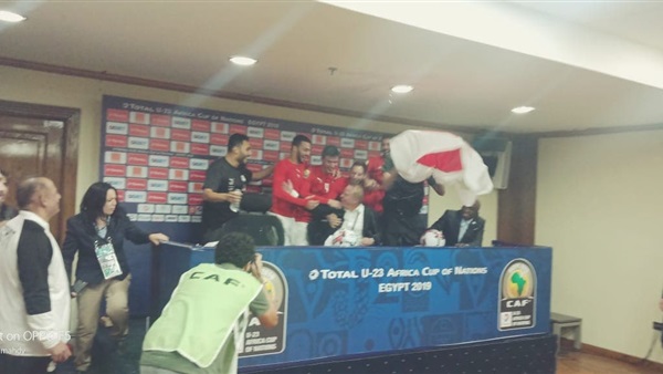 شاهد.. لاعبو المنتخب المصري يقتحمون المؤتمر الصحفي لمباراة جنوب أفريقيا (فيديو)