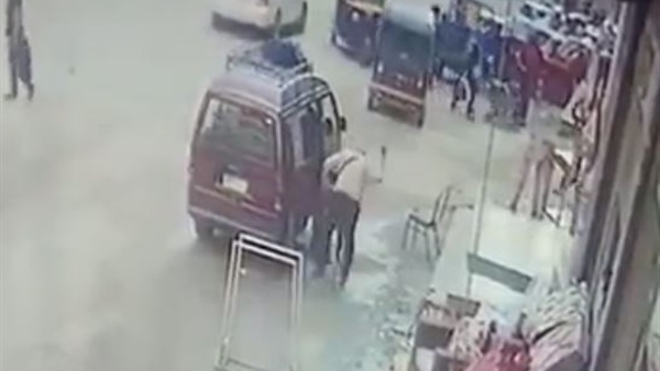 سائق باص مدرسة يعتدي بالضرب المبرح على طفل أثناء عودته إلى المنزل (فيديو)