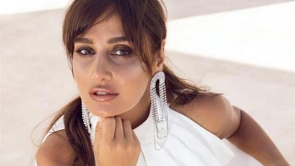 حلا شيحة للمرة الأولى في مهرجان القاهرة السينمائي الدولي بـ فستان مكشوف (صور)